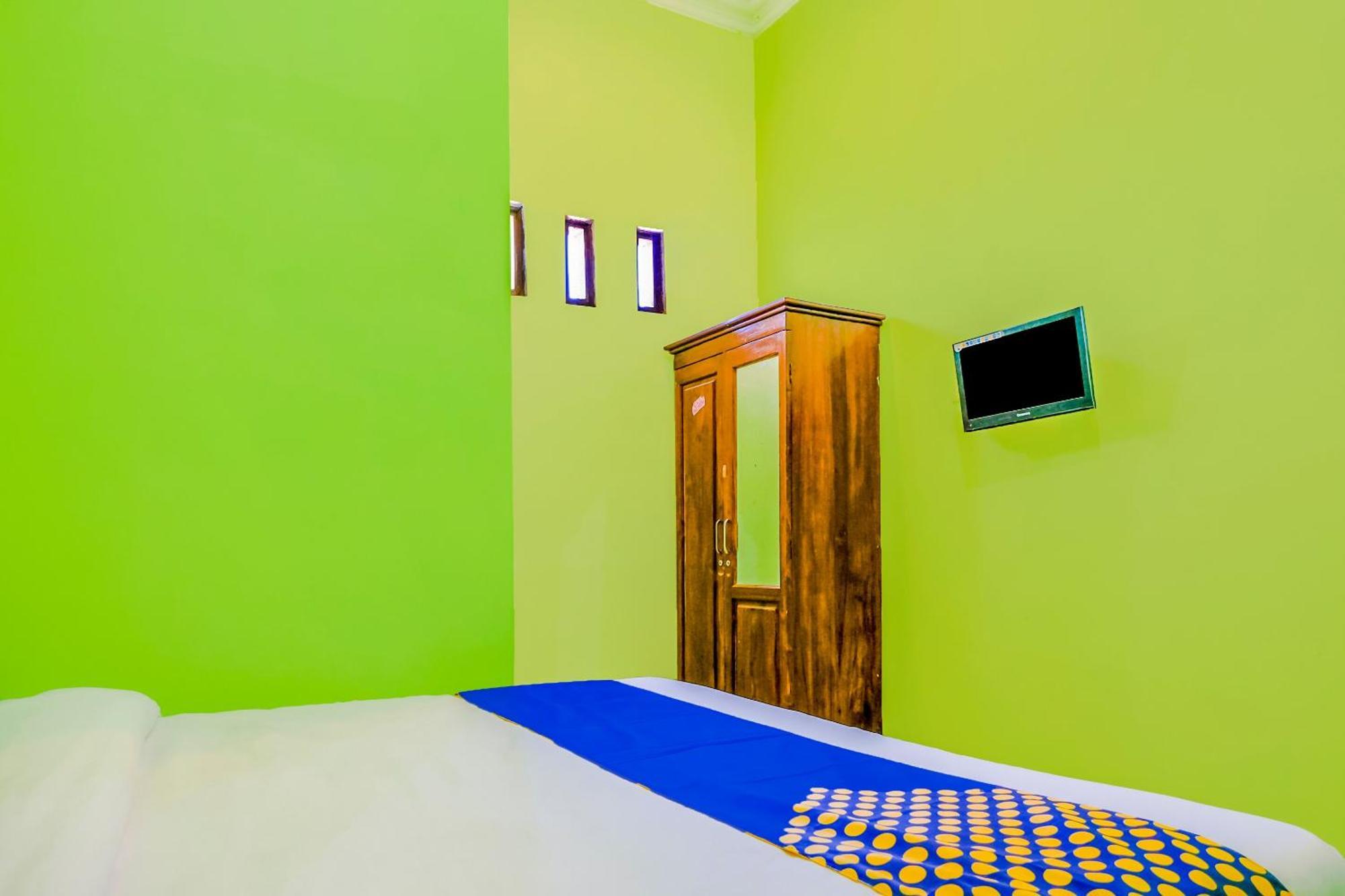 Super Oyo 1759 Family Residence Kediri  Buitenkant foto