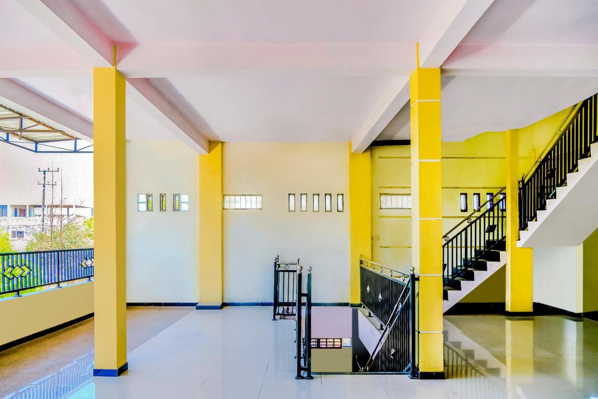 Super Oyo 1759 Family Residence Kediri  Buitenkant foto