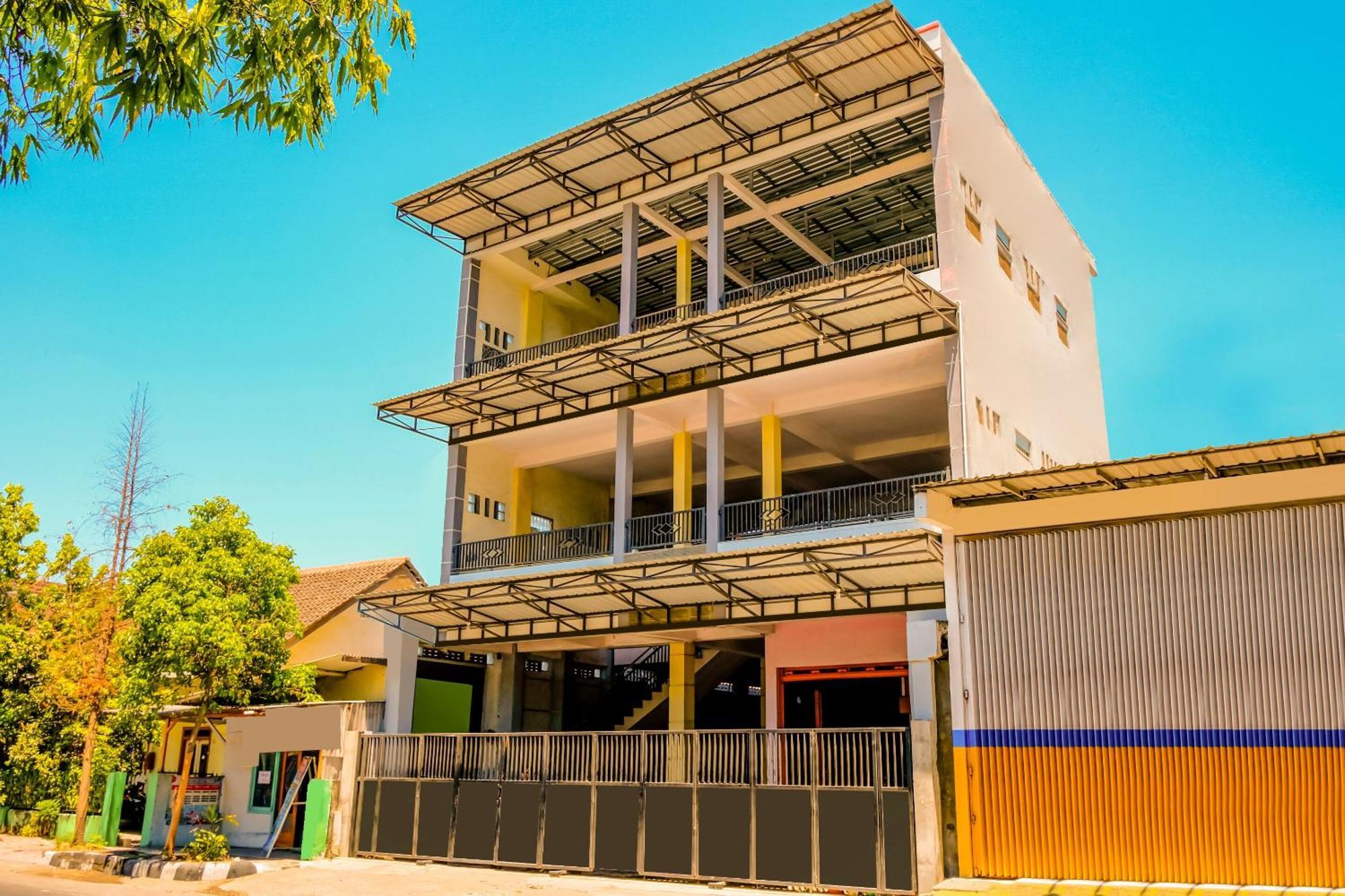 Super Oyo 1759 Family Residence Kediri  Buitenkant foto