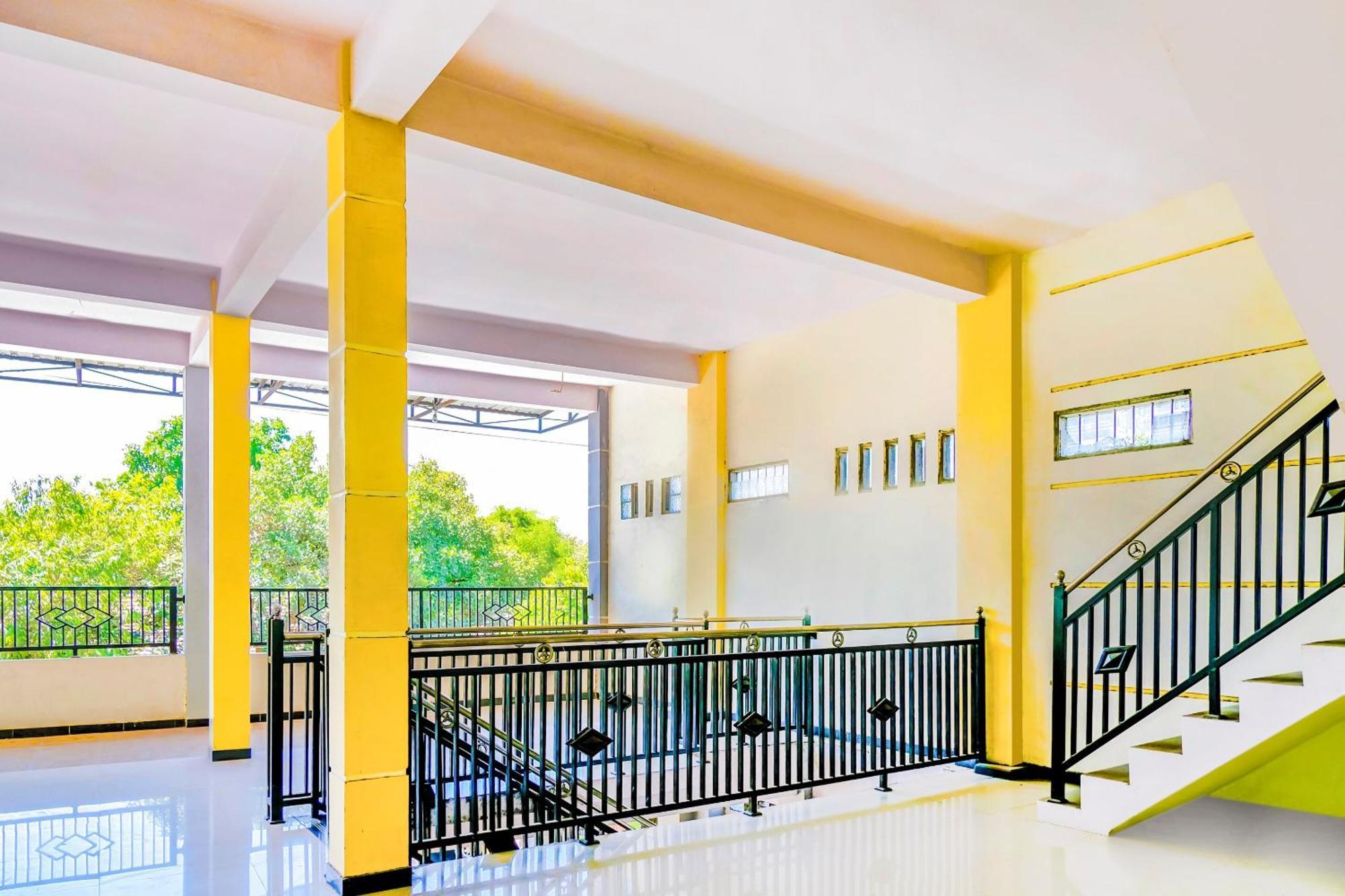 Super Oyo 1759 Family Residence Kediri  Buitenkant foto