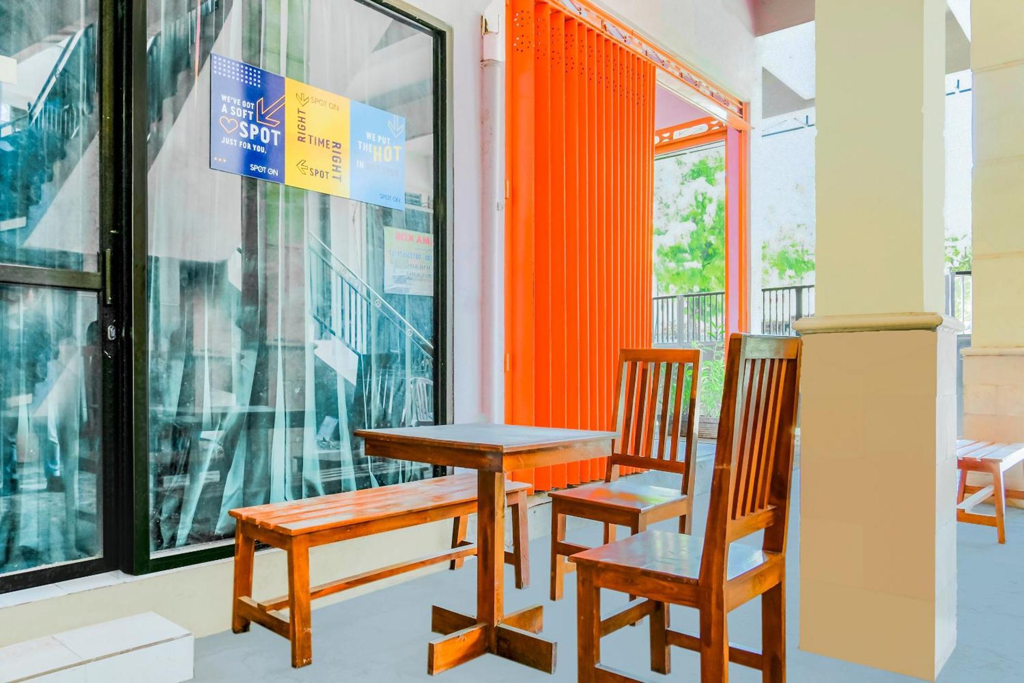 Super Oyo 1759 Family Residence Kediri  Buitenkant foto