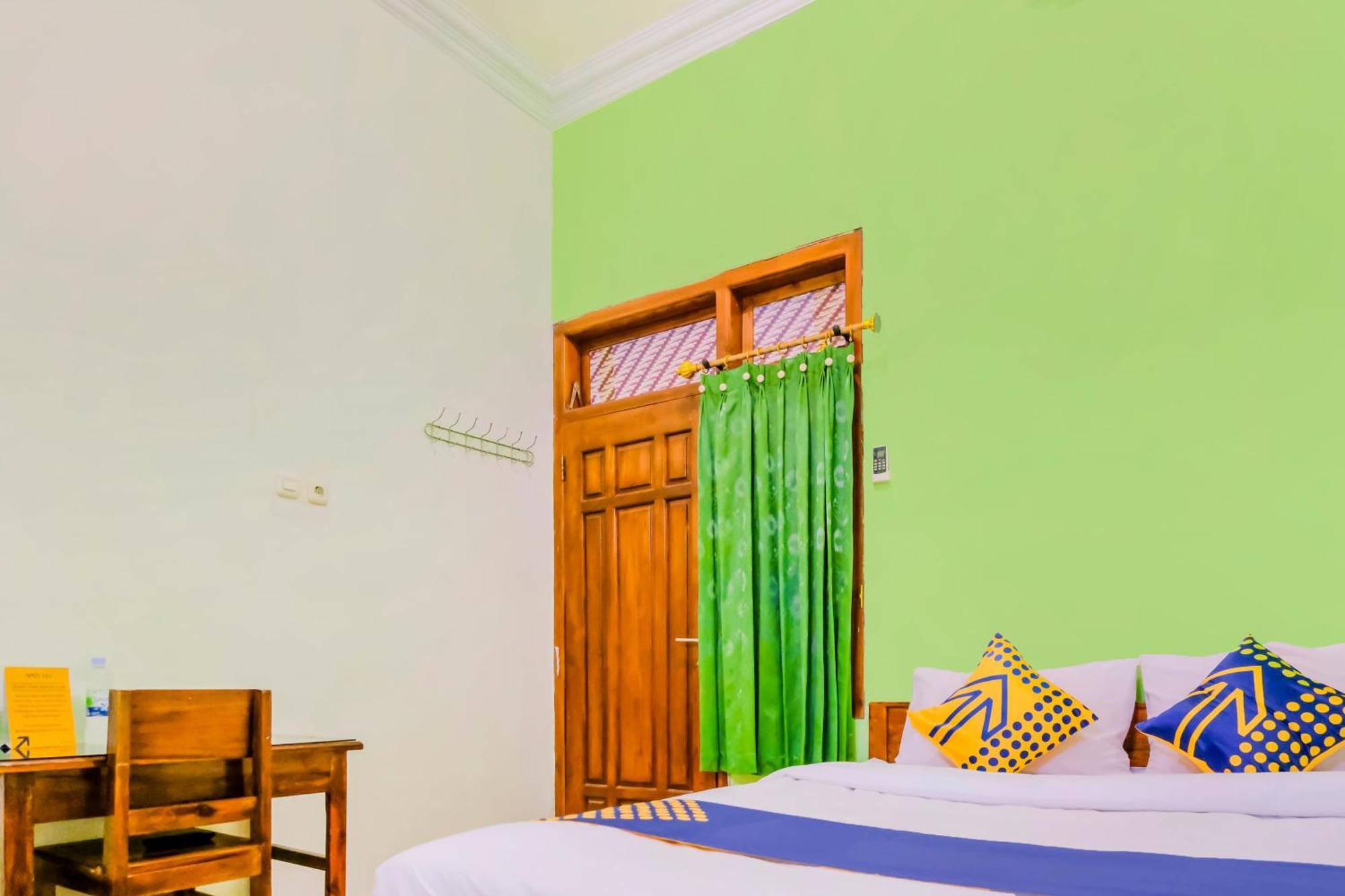 Super Oyo 1759 Family Residence Kediri  Buitenkant foto